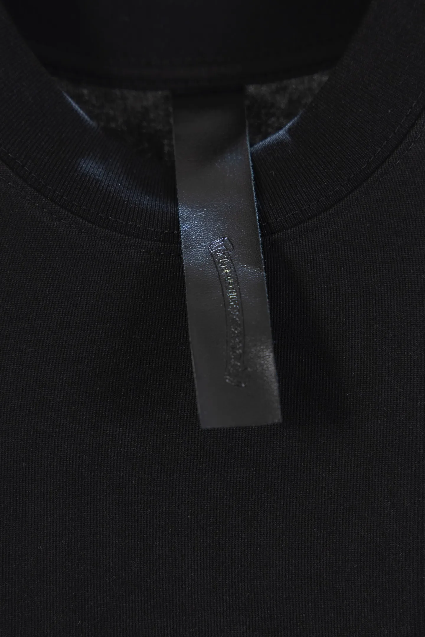 🅿️190 style number k8053 CH Kejia Sanskrit cross heavy industry foam printed T-shirt! Every one of Crow's products is really unique. Every piece has a back view. This leather label design is really cool. The leather label and silver jewelry design make the whole dress the icing on the cake. The texture of the whole short-sleeved piece is really amazing. It is made of 260g pure cotton fabric! 100% authentic to the official version, with all the details. All cuffs, shoulder seams, armholes, and necklines are all double-needle crimping. This is the rigorous craftsmanship that big brands should have. Details determine quality. The original washed tag packaging is full of style! The whole piece adopts three-needle and five-thread technology (neckline-shoulder seam-sleeve seam-double-pressed thread, which looks more three-dimensional and textured) and has the same craftsmanship as the original original, with a classic version, small dropped shoulders, and a micro silhouette! Color: Black White Size: XS-L